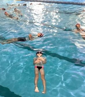 着衣泳は慌てずに浮き続けること　水難事故への対処法が目的　沖縄・南風原町の寿ランドが体験教室