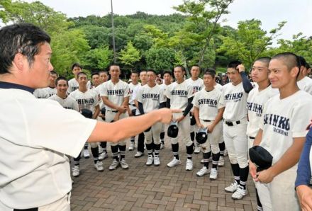 野球の神様がほほ笑むかは紙一重やったな　神港橘ラストミーティング