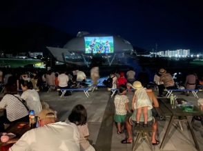 石巻市・石ノ森萬画館をスクリーンに対岸の堤防から映画鑑賞　今年の「かわべでシアター」は仮面ライダー作品を上映