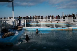 北海道・紋別市、流氷遊覧船ガリンコ号に乗船。波止場隣接の、全国唯一の野生のアザラシ保護施設やミニ水族館も楽しめる