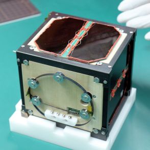 くぎやねじを一切使わず、人工衛星に光る木工芸の職人ワザ　京都大学などが木造人工衛星を開発