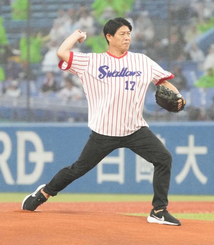 【ヤクルト】レジェンドOB古田敦也氏、川崎憲次郎氏ら始球式　川崎氏の鋭い速球がストライク