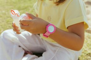 【子ども心をくすぐる…！“スウォッチ”キッズ腕時計全2色】光に当たるとパステル色調に変化？