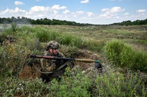 ミサイル迎撃の「劇的瞬間」と祝福の雄叫び...「普段着」のウクライナ兵がMANPADSで敵の攻撃を一蹴する衝撃映像