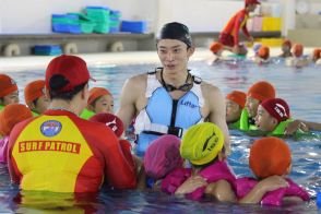 競泳の入江陵介さんが小学生に「イカ泳ぎ」披露　海や川遊びシーズン迎え「水の安全」学ぶ
