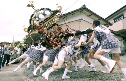 「チョウサーヤー!!」みこし2基、横揺すり迫力　三重・松阪　射和祇園