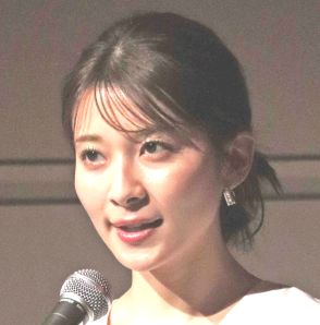 山本里菜「おへそがチラリ」aespaのライブ参戦コーデが話題　テレ朝三谷紬アナと２ショットも