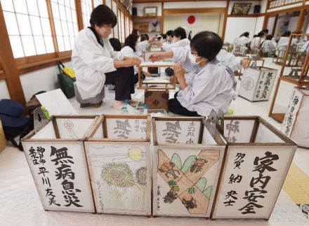 淡路島、伊弉諾神宮で夏祭りの行燈づくり　デザインには小学生描いた絵が採用