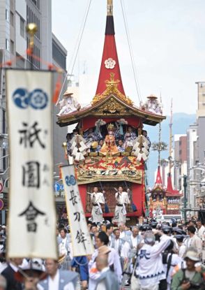 祇園祭の山鉾巡行が始まる　「コンチキチン」華麗に都大路を進む