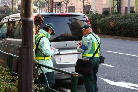 いい訳に耳を貸さない「冷徹さ」を感じる……ってそりゃ当たり前！　駐車違反を取り締まる「緑の人」の中身とは