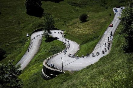 “凶暴熊”が生息する山を1枚ギヤで登らせる…「地上最強を決める自転車レース」をつくった“古き良き不適切な大人たち”