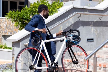 ガソリン代の節約で「自転車通勤」を開始しましたが、「右側通行」ってダメなんですか？ 自宅から駅の駐輪場に行く場合、どうしても右側通行してしまいます。ちょっとなら大丈夫でしょうか…？