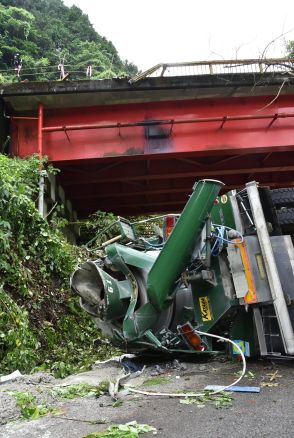 ミキサー車が橋の欄干突き破り10メートル下に転落　広島県安芸太田町