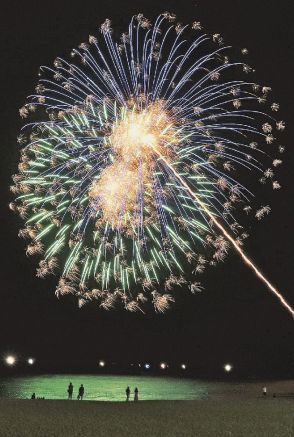 花火シーズン到来　白良浜の夜を彩る、和歌山