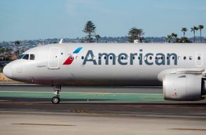 米アメリカン航空機内で発煙。緊急脱出を試みるも、乗客が荷物を持ち出そうとし、大混乱