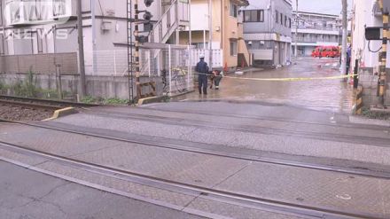 踏切近くの道路から水があふれ出し一時騒然　水道管が破裂か　千葉・中央区