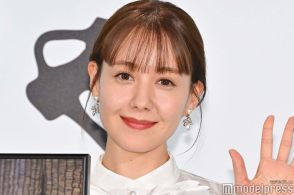 トリンドル玲奈、韓国での背中出しルック公開「背筋きれい」「最高に色っぽい」と称賛の声