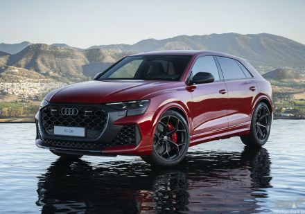 アウディが高性能SUV「RS Q8」の改良モデルを本国で発表。さらに走行性能を高めた「パフォーマンス」を追加設定