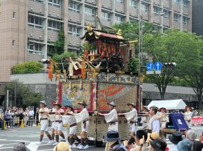 祇園祭の山鉾巡行　蟷螂山のカマキリの鎌、巡行中に外れる