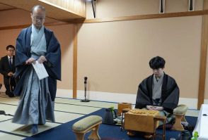 藤井王位　渡辺九段と長考合戦　昼食休憩明けから4時間半で9手しか進まず　王位戦第2局