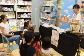 「お話を絵にする」世界が子どもたち魅了　京都府亀岡市で読み聞かせキャラバン