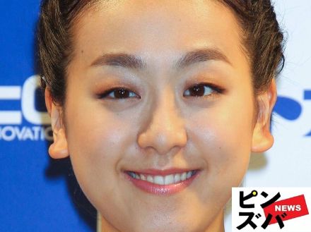 「真央ちゃんの愛で方が尊い」浅田真央、すっぴんタンクトップ姿で20歳目前の愛犬を抱くプラベショット