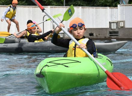 プールを鮮やかに航走　湖山西小でカヌー体験会