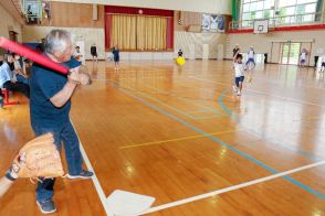 宇佐市の津房小児童が住民とソフトボールの交流試合　大谷選手のグラブをきっかけに野球ブーム、人数不足で地域協力