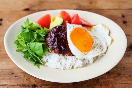 【けしからん極旨レシピ】 ハンバーグに目玉焼きのっけごはん パンチある味わいに黄身とろ～り