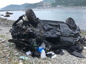 「車が崖から転落した」乗用車が30メートル下の浜に転落　30代男性が死亡　宮城・女川町