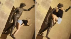 バッカス像相手に「疑似セックス」、観光客の問題行動に非難殺到　イタリア