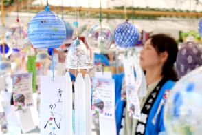 酷暑を涼やかに…川崎大師で恒例の「風鈴市」始まる　８００種類が集合、２４日まで