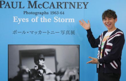 ハリー杉山、英国旗ユニオンジャックの装いで「ポール・マッカートニー写真展」