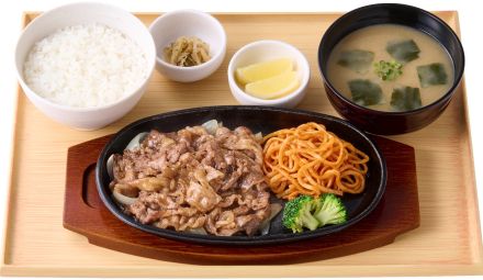 やよい軒「レモンビーフ定食」7月25日発売、レモン果汁&醤油たれで牛肉を味付けした“さっぱり”メニュー/鉄板フェア第2弾