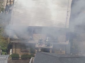 50歳女性と連絡取れず…愛知県常滑市の住宅で火事 焼け跡から性別不明の1人の遺体 2階部分が激しく燃える