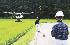 ドローンで農薬散布　作業時間が大幅減、和歌山県白浜町の水田