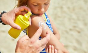 子どもの日焼け、どこまで気にすればいい？　日焼け止めは毎日塗るべき？　専門医に聞く