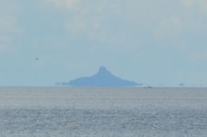 伊江島、まるで宇宙船？　ふわり、蜃気楼で宙に浮く　沖縄