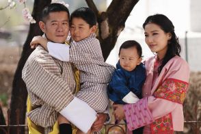 「私服姿が珍しい」ブータン国王一家のモンゴル休暇が話題に