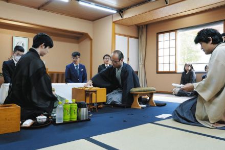 藤井聡太王位、渡辺明九段に敗れ1勝1敗に　21歳最後の対局を白星で飾れず【王位戦第2局】