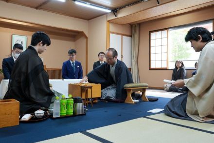 藤井聡太王位「力不足の将棋」　渡辺明九段「まずは１勝をあげることができた」王位戦第２局／将棋