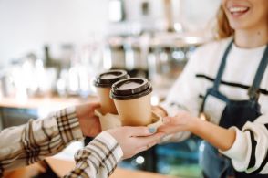 毎朝ドトールでコーヒーを購入してから出社してます。缶コーヒーに変えたら年間いくら節約できますか？