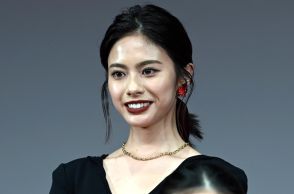 ＜安斉星来＞大胆ミニで美脚すらり　真っ赤な小物で華やかさアップ