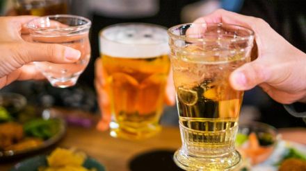 老けない人はどんなお酒を飲んでいる？老化を防ぐお酒との付き合い方｜管理栄養士が解説