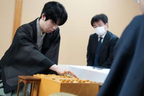 【王位戦】藤井聡太王位、21歳最後の日にシリーズ初黒星「もう少し競り合いにできるように」