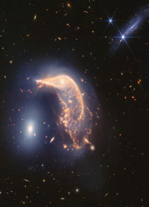 ペンギンと卵のような相互作用銀河「Arp 142」　ウェッブ宇宙望遠鏡観測開始2周年記念