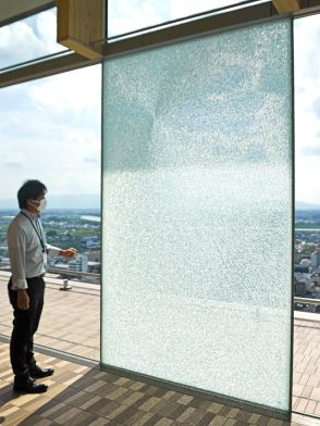 岐阜県庁２０階ロビーの窓ガラスにひび　一般開放時間前に発見、原因調査中
