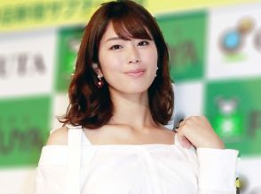 ＜稲村亜美＞ミニスカのゴルフウエアで健康的な美脚　芸人とナイトゴルフ　「きれいな脚」「太ももたまらん」の声