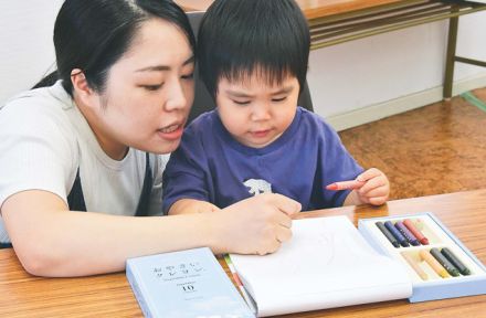 描いて食育　廃棄野菜でクレヨン開発　埼玉県の企業