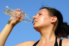 暑い夏、1日に飲むべき水の量は「尿とその頻度」でわかる